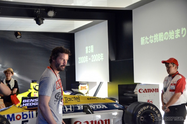 ハリウッド俳優のキアヌ・リーブス。鈴鹿サーキット内の施設「レーシングシアター」にて。