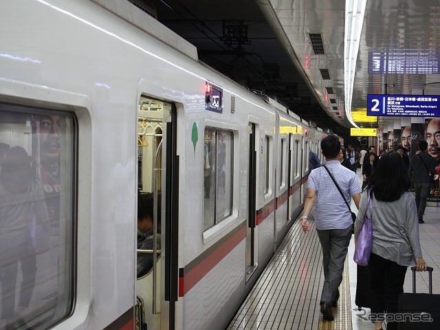 東京都交通局と京急は都営地下鉄～羽田空港間の往復割引切符を発売する。写真は京急の羽田空港国内線ターミナル駅に到着した、都営浅草線からの直通列車。