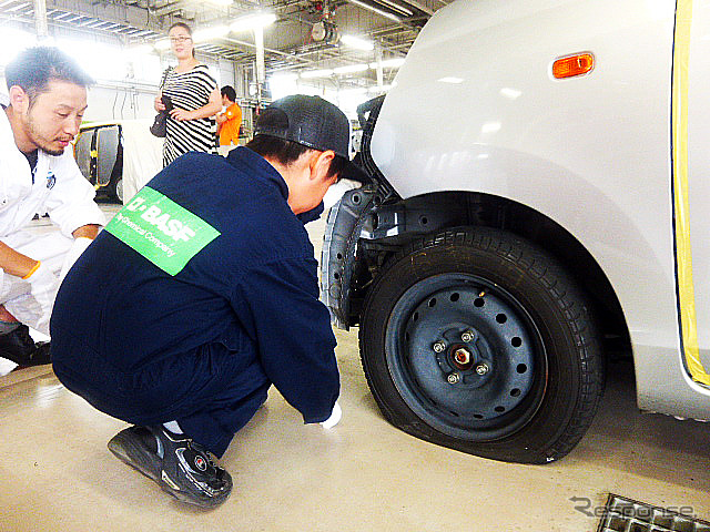 板金作業もリアルに体験(宇都宮市やBASFジャパンなどによる塗装・板金イベント、7月29日、ホンダボディサービス栃木にて)
