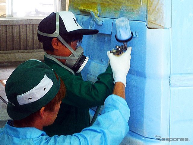 スプレーガン片手に水性塗料をクルマにシューッ(宇都宮市やBASFジャパンなどによる塗装・板金イベント、7月29日、ホンダボディサービス栃木にて)