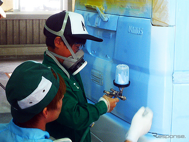スプレーガン片手に水性塗料をクルマにシューッ(宇都宮市やBASFジャパンなどによる塗装・板金イベント、7月29日、ホンダボディサービス栃木にて)