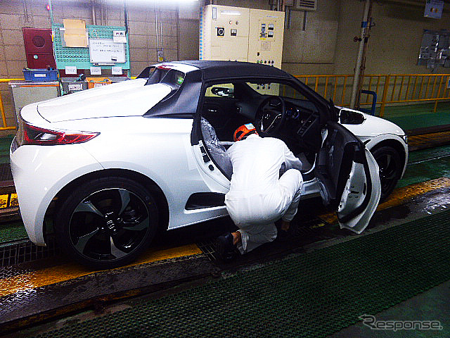 八千代工業四日市製作所でつくられているホンダ『S660』(7月23日、四日市市上海老町の八千代工業四日市製作所にて)