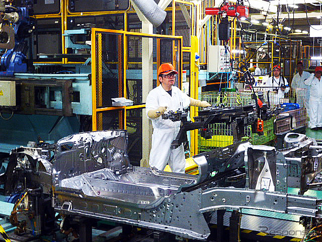 S660用フロアパーツに作業員がインナー治具を取り付ける(7月23日、四日市市上海老町の八千代工業四日市製作所にて)