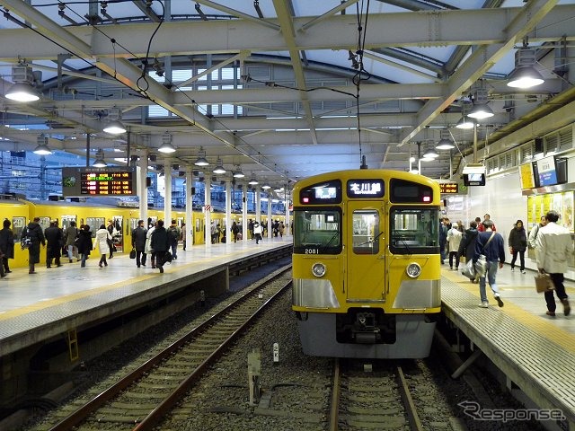 外国人留学生による案内は西武新宿駅の改札口付近などで行われる。写真は西武新宿駅のホーム。