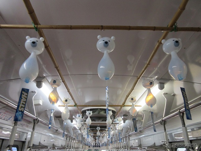 上毛電鉄「白熊風鈴電車」の車内。シロクマを模した風鈴が天井からつり下げられている。