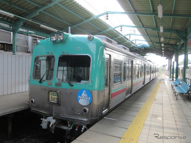 「白熊風鈴電車」は700形の711＋721編成を使用。ヘッドマークも取り付けられた。