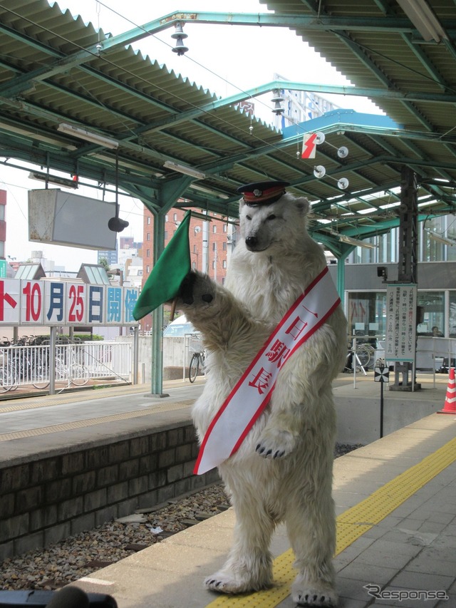 初日は「ホールズ・シロクマ」が中央前橋駅の一日駅長を務めた。