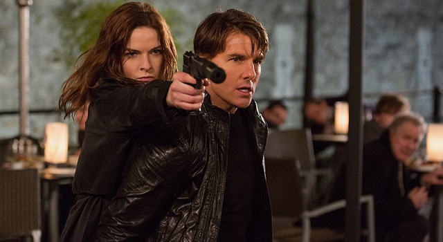 何者かに銃口を向けるレベッカ・ファーガソンとトム『ミッション:インポッシブル/ローグ・ネイション』-(C) 2015 Paramount Pictures. All Rights Reserved.