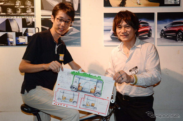 ヤマハ発動機デザイン賞の伊藤智広さん（左）