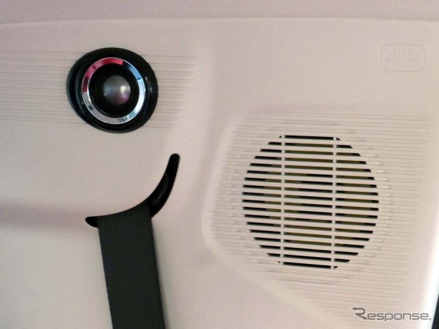 Cピラー部にはリア用スピーカーがセットされる。頭の上でサウンドが形成されてしまうのが惜しい