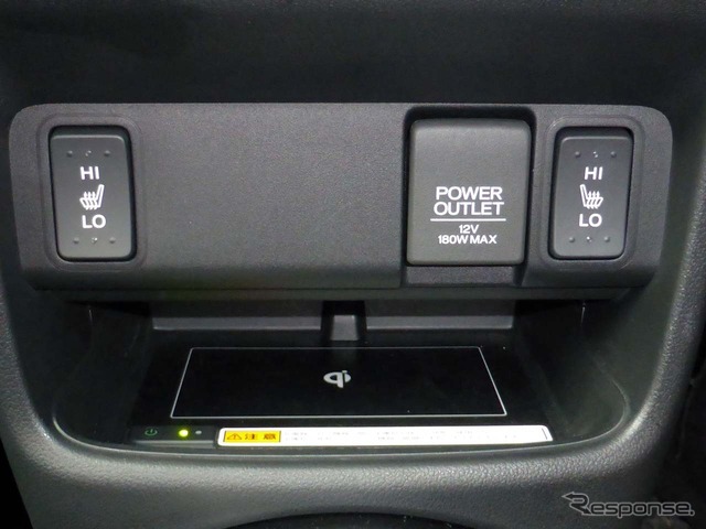 シートヒーターは運転席/助手席の左右に装備。温度も2段階で切り替え可能