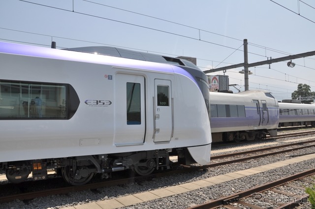 E353系と並ぶ現在の『スーパーあずさ』E351系(奥)