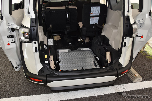 リヤのスロープが垂直からさらに90度前方に倒すことができ、車いすを乗せない状態での使い勝手が向上している