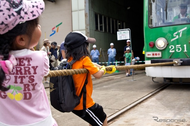 今年の「市電フェスティバル」は9月6日に行われる。写真は「市電と綱引き」の様子。