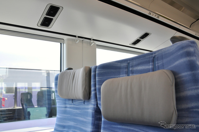 E353系では各席に個別の空調吹き出し口がついた(上)
