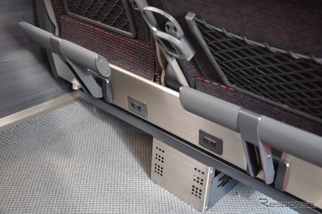 E353系はグリーン車も座席配列は2+2だが、普通車にはない設備としてフットレスト(足を載せる台)が設置されている