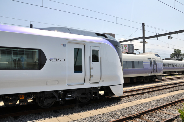 現行の『スーパーあずさ』E351系(奥)と並ぶE353系