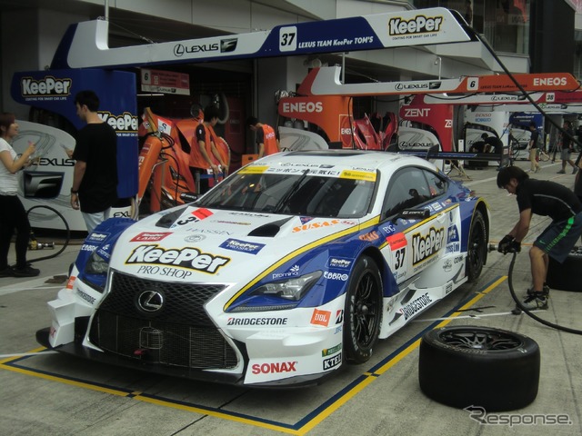 現在GT500クラスでポイント首位の#37 RC F。