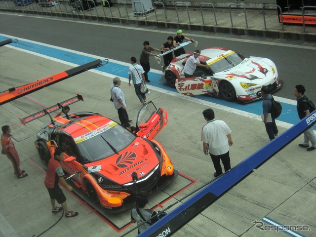 今季初勝利を目指すGT500ホンダ勢の一角、#8 NSX(手前)。