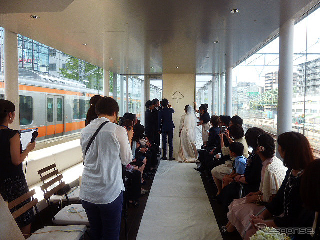 「マーチエキュート神田万世橋」で初めて行なわれた“電車すれすれの結婚式”(JR東日本ステーションリテイリング/みんなのウェディング、8月8日)