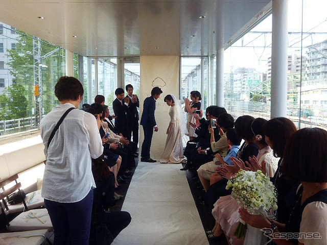 「マーチエキュート神田万世橋」で初めて行なわれた“電車すれすれの結婚式”(JR東日本ステーションリテイリング/みんなのウェディング、8月8日)