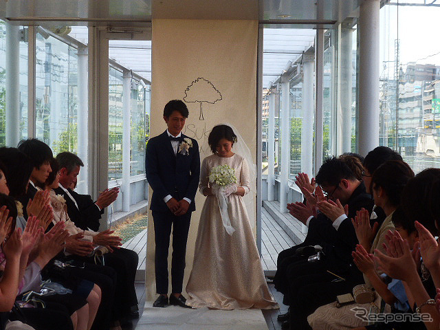 「マーチエキュート神田万世橋」で初めて行なわれた“電車すれすれの結婚式”(JR東日本ステーションリテイリング/みんなのウェディング、8月8日)