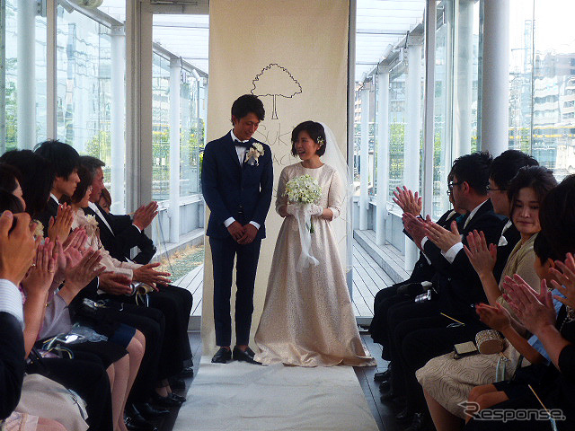 「マーチエキュート神田万世橋」で初めて行なわれた“電車すれすれの結婚式”(JR東日本ステーションリテイリング/みんなのウェディング、8月8日)
