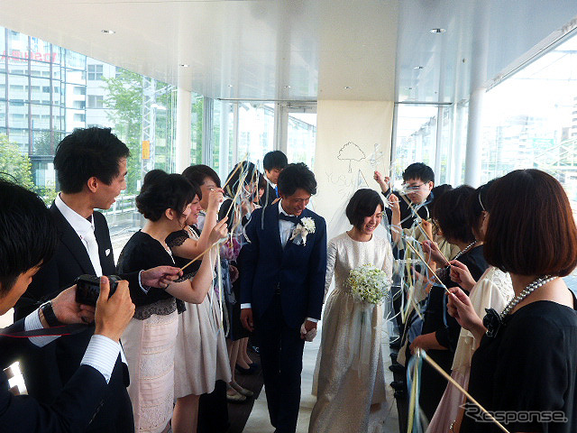 「マーチエキュート神田万世橋」で初めて行なわれた“電車すれすれの結婚式”(JR東日本ステーションリテイリング/みんなのウェディング、8月8日)