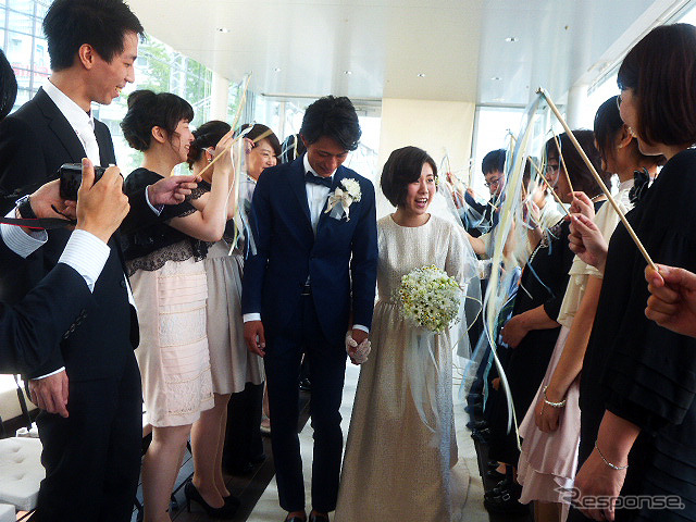 「マーチエキュート神田万世橋」で初めて行なわれた“電車すれすれの結婚式”(JR東日本ステーションリテイリング/みんなのウェディング、8月8日)