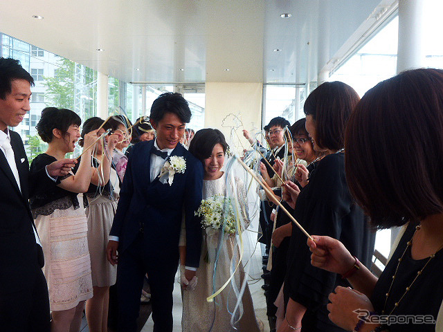 「マーチエキュート神田万世橋」で初めて行なわれた“電車すれすれの結婚式”(JR東日本ステーションリテイリング/みんなのウェディング、8月8日)