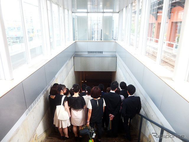 「マーチエキュート神田万世橋」で初めて行なわれた“電車すれすれの結婚式”(JR東日本ステーションリテイリング/みんなのウェディング、8月8日)