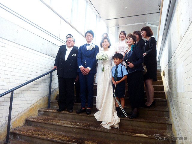「マーチエキュート神田万世橋」で初めて行なわれた“電車すれすれの結婚式”(JR東日本ステーションリテイリング/みんなのウェディング、8月8日)