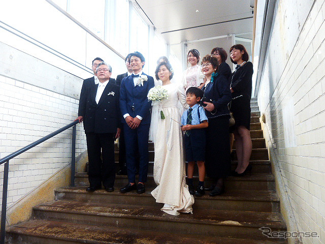 「マーチエキュート神田万世橋」で初めて行なわれた“電車すれすれの結婚式”(JR東日本ステーションリテイリング/みんなのウェディング、8月8日)