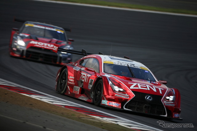 #38 RC Fと#1 GT-Rの首位攻防は見応えあった(最終的に#38は2位、#1は4位)。