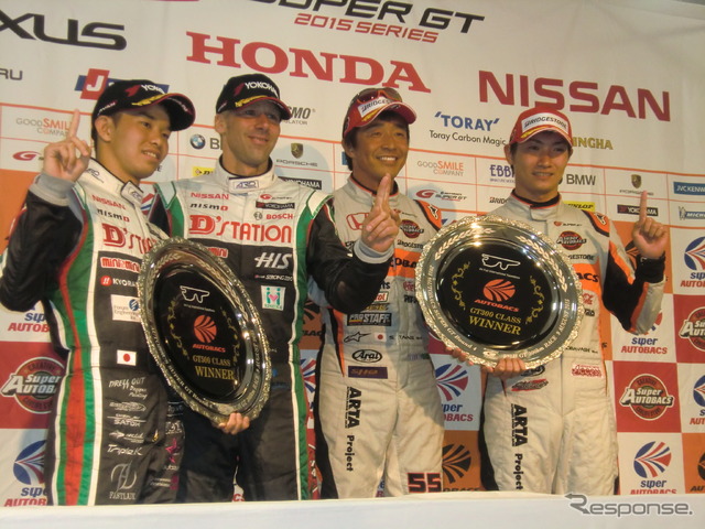 左からGT500優勝の佐々木、クルム、GT300優勝の高木、小林。