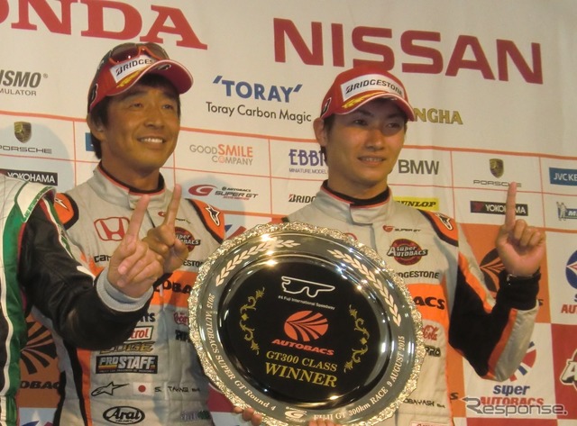 優勝した高木(左)と小林。