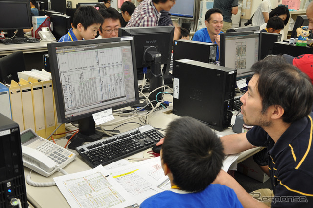 JTB時刻表編集部で開かれた体験授業。実際の時刻表編集と同じシステムを使って時刻表をつくりあげた