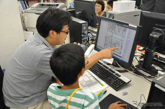 JTB時刻表編集部で開かれた体験授業。親子で話し合いながら誌面のデータを組んでいく