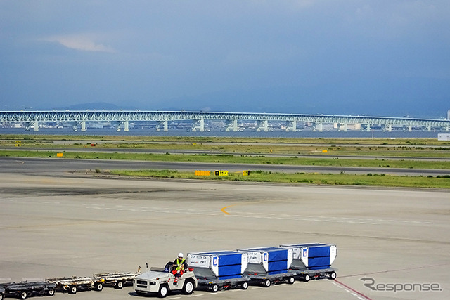 関空から見える空港連絡橋(8月6日、成田空港)