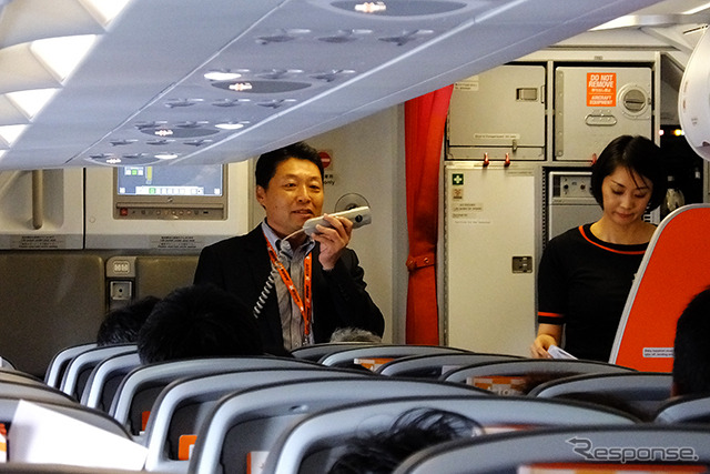 関空16時35分発・成田行きGK206便で乗客にメッセージを伝える片岡代表