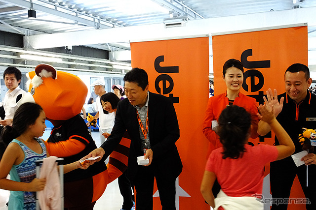 子どもたちとハイタッチ「イエーイ!」(8月6日、成田空港)