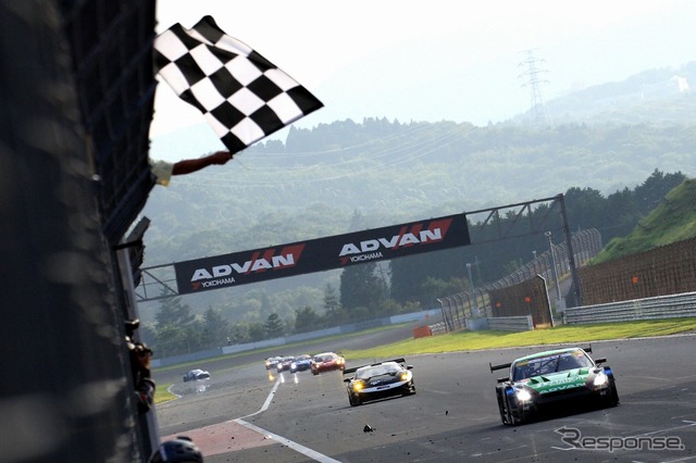 1位でチェッカーフラッグを受ける「D’station ADVAN GT-R」
