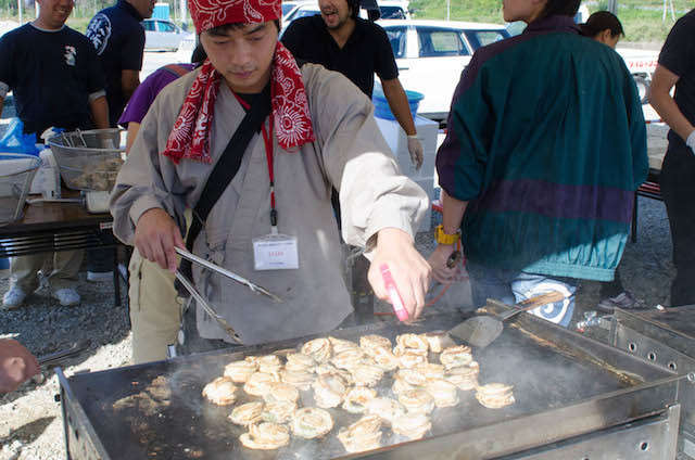 目の前でホタテを焼いてくれます(ツール・ド・東北14)