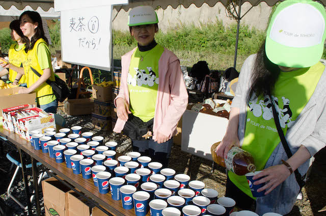 エイドステーションで麦茶のサービス(ツール・ド・東北14)