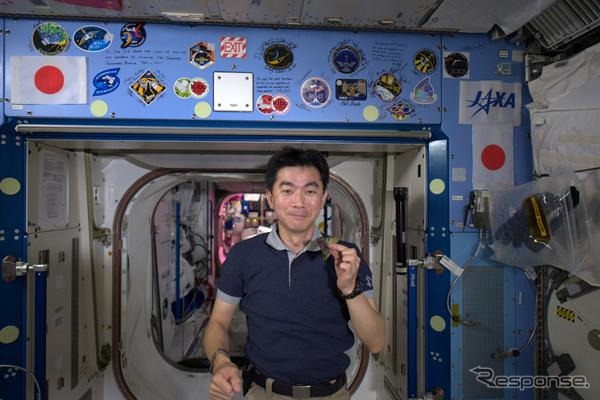 レタスを手に持つ油井宇宙飛行士