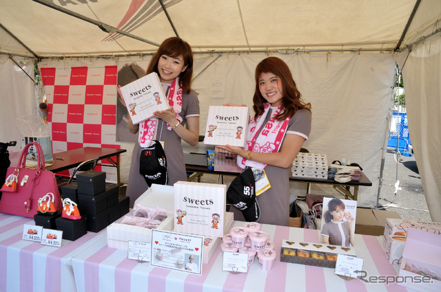 SUPER GT 第4戦で、Samantha Thavasaのバッグやスイーツを販売
