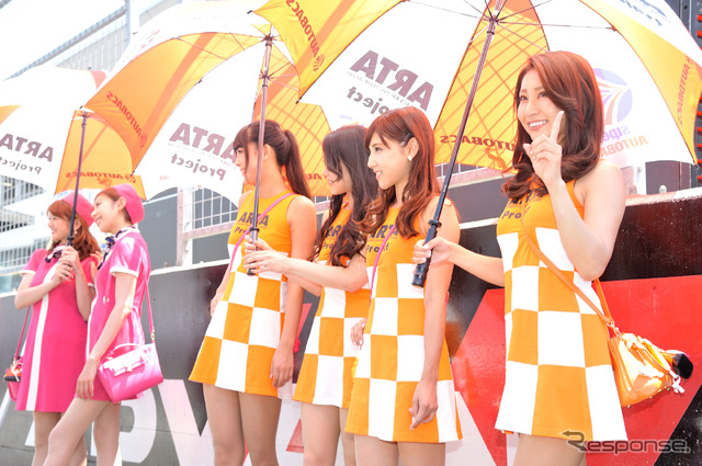 SUPER GT 第4戦で、Samantha Thavasaのバッグやスイーツを販売