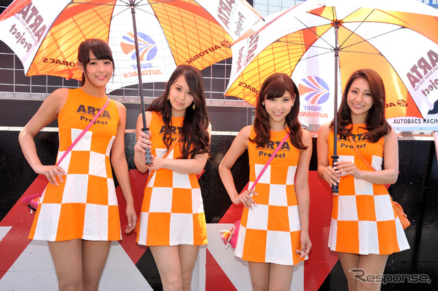 SUPER GT 第4戦で、Samantha Thavasaのバッグやスイーツを販売