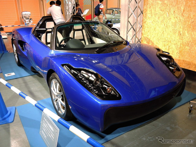 東レが2011年に開発した電動CFRPコンセプト『TEEWAVE TR1』(クルマの都)