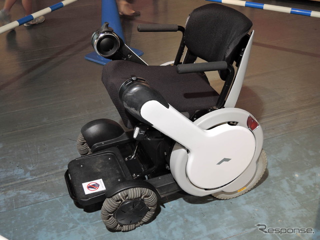 4輪駆動の電動車椅子、WHILL『Model A』(クルマの都)